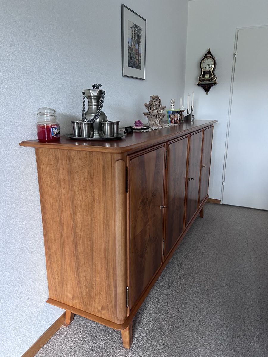 Credenze: Wunderschönes vintage Nussbaum Buffet – Usato da Winterthur venduto da T890251 2