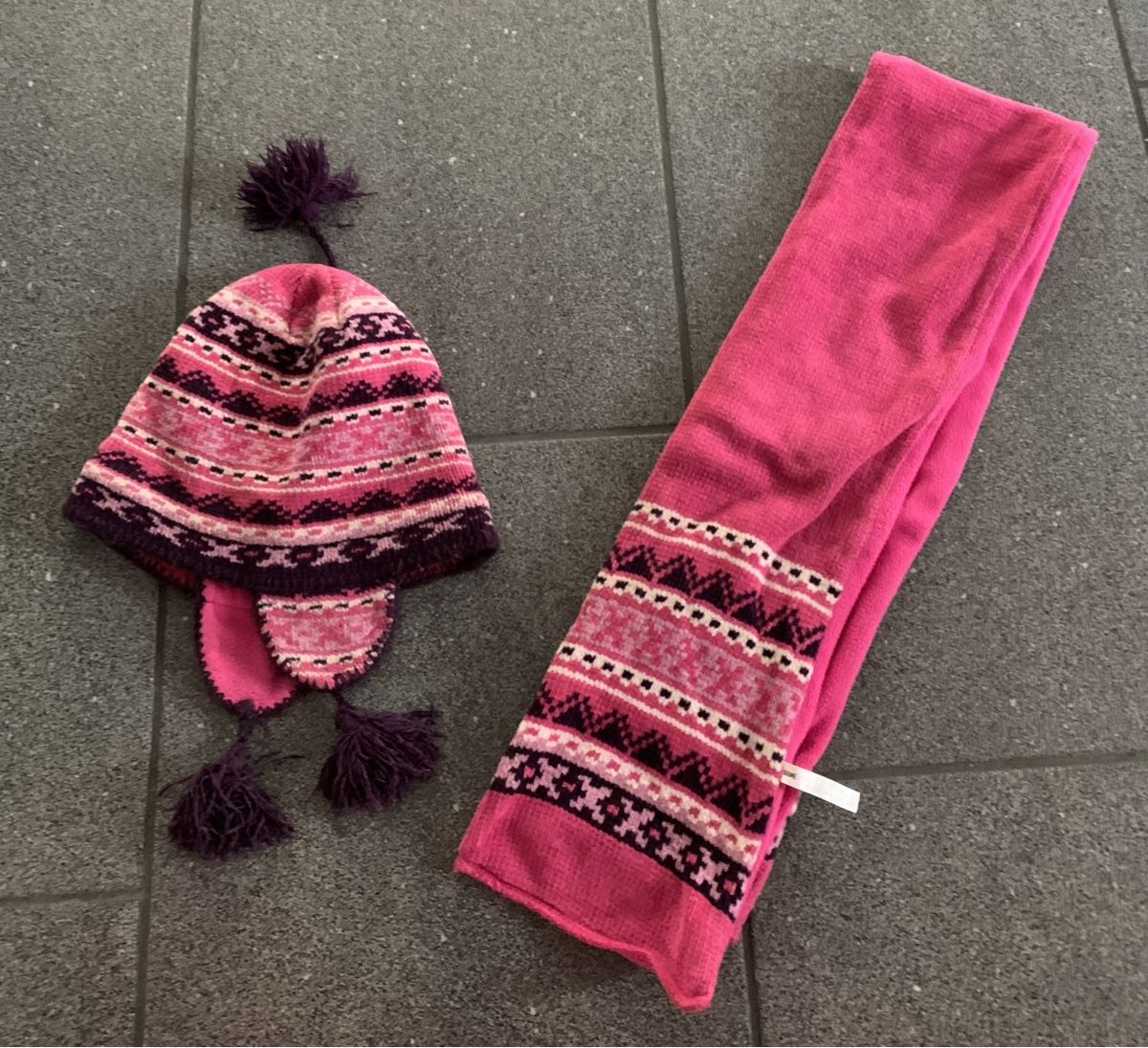 Altro abbigliamento per bambina: Süsses Mädchen Schal & Mütze Set – Usato da Hünenberg See venduto da spartakus02