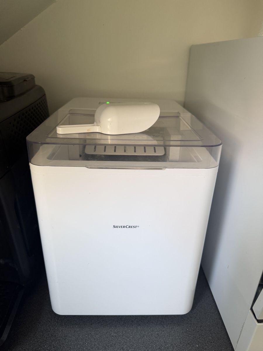 Appareils de cuisine: Silvercrest ice cube machine white like new condition – D'occasion à Zürich par Rochfordevelyn 2