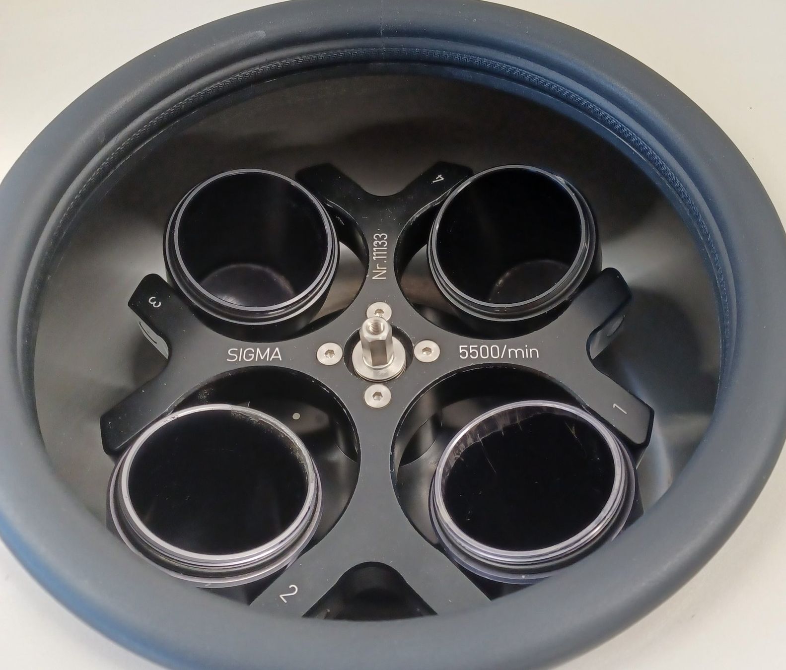 Accessori da laboratorio: Sigma 3-15 Tabletop centrifuge – Difettoso da Niederdorf venduto da LeptonAG_Labor 5