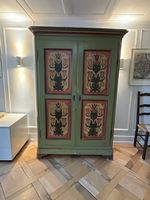 Bauernschrank grün bemalt mit Blumenmuster gebraucht
