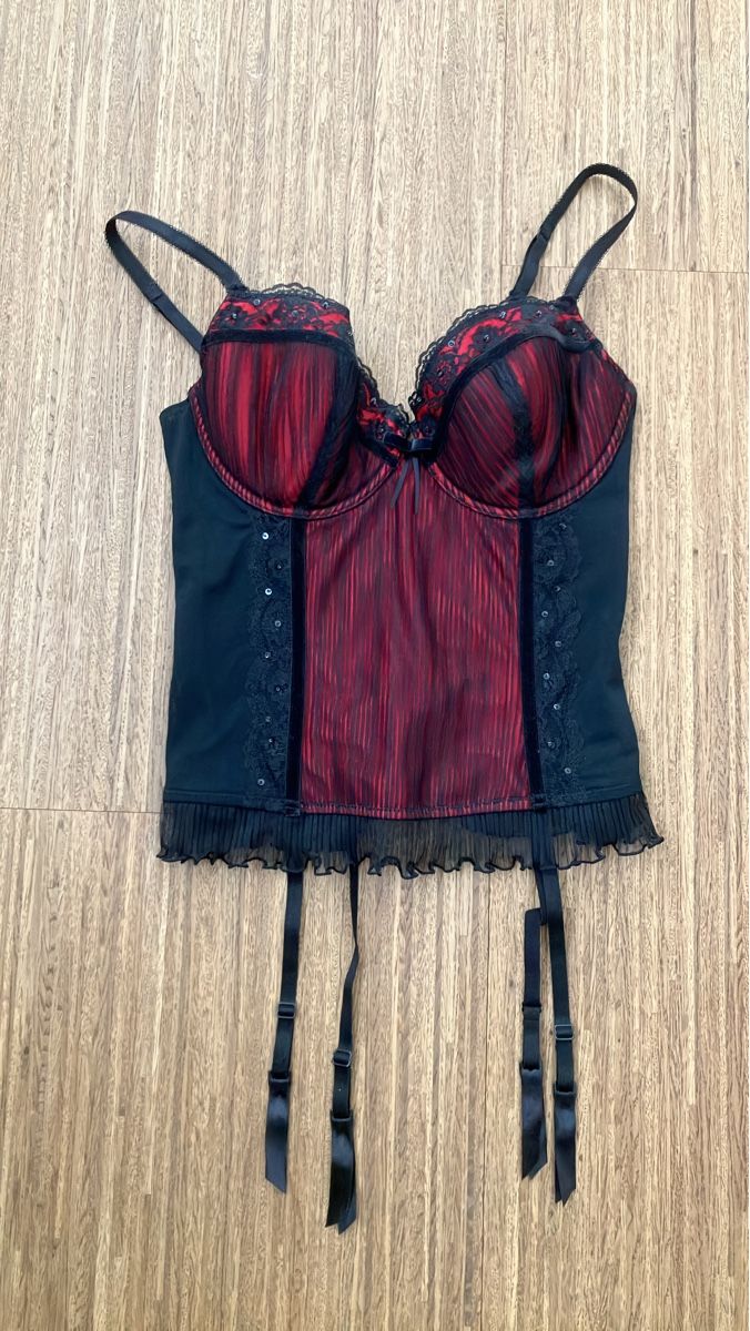 Altra biancheria intima: Korsett mit Strumpfhaltern rot schwarz Grösse 85B – Usato da Ruggell venduto da VegasGirl
