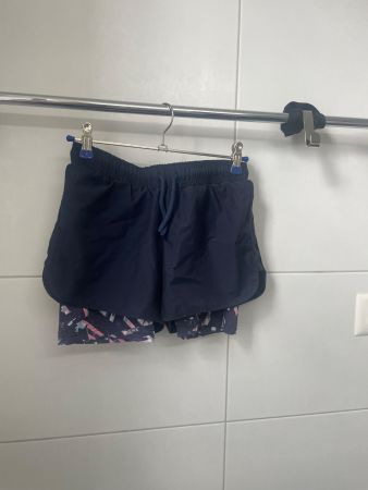Dunkelblaue Sportshorts mit Muster, neuwertig, Grösse M