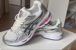 Asics GEL-Kayano Weiss/Silber/Pink. Brandneu, Grösse 42 