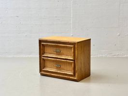 Nachttisch mit Rattanfronten und Messinggriffen, 70er