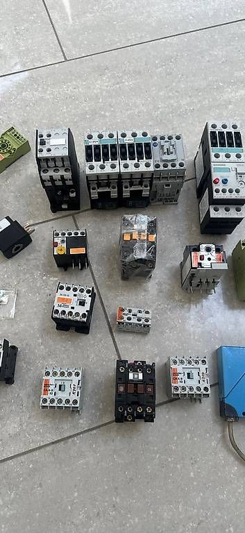 Autres pour métaux et serrurerie: grosser posten elektrokomponenten schaltschrankkomponenten – D'occasion à Hausen AG par mb2023 2