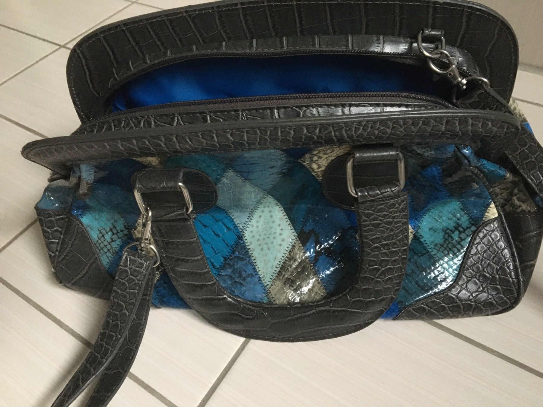 Sacs femmes: Tasche 42/18cm – D'occasion à Arth par Vrecam51 2