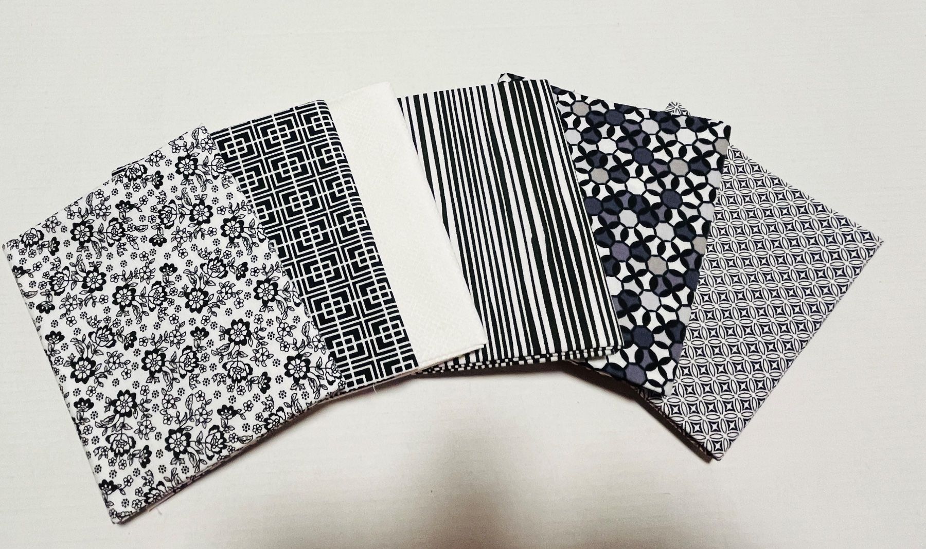 Tissus: Patchworkstoffe 6 FQ weiss-schwarz-grautöne – Neuf (Voir description) à Seuzach par KreativmitStoff