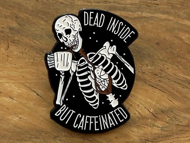Plaketten & Abzeichen: Pin Skelett Kaffee /  Dead Inside but Caffeinated – Neu und originalverpackt aus Geneve von vane267