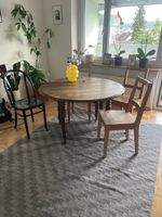 Runder Esstisch aus Holz mit drei Holzstühlen gebraucht