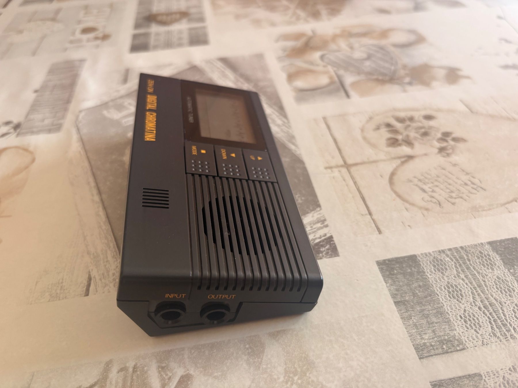 Strumenti musicali: ZEN-ON DIGITAL CHROMATINA AUTOMATIC TUNER 393 – Usato da Uetliburg SG venduto da Charlyfuchs 1