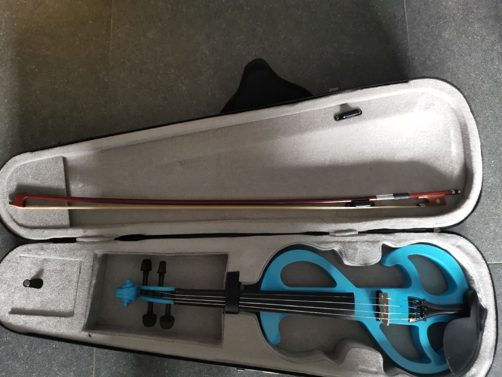 Instruments de musique: Violin case and bow – D'occasion à Rohrbachgraben par noisenomad 1