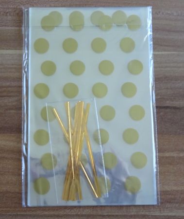 Plätzchentüten mit goldenen Punkten & Verschlüssen