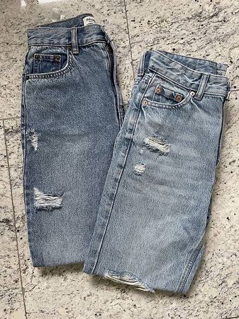 Coppia di jeans strappati colori chiari