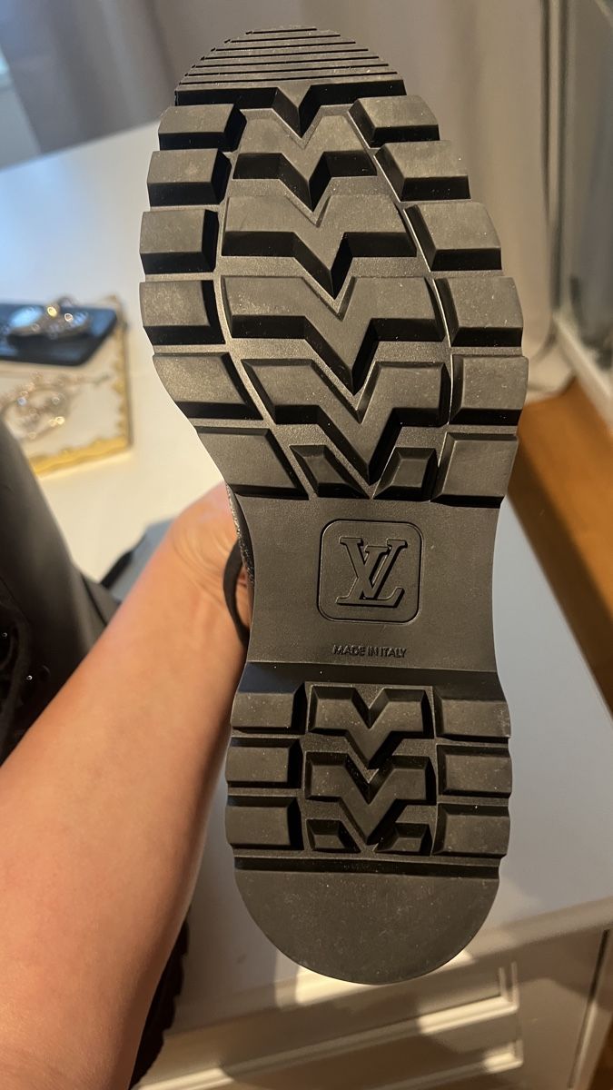 Louis Vuitton Chaussures femmes: Louis Vuitton Territory Flat Ranger Boots – Neuf avec emballage d'origine à Staufen par sib_x8p9 4