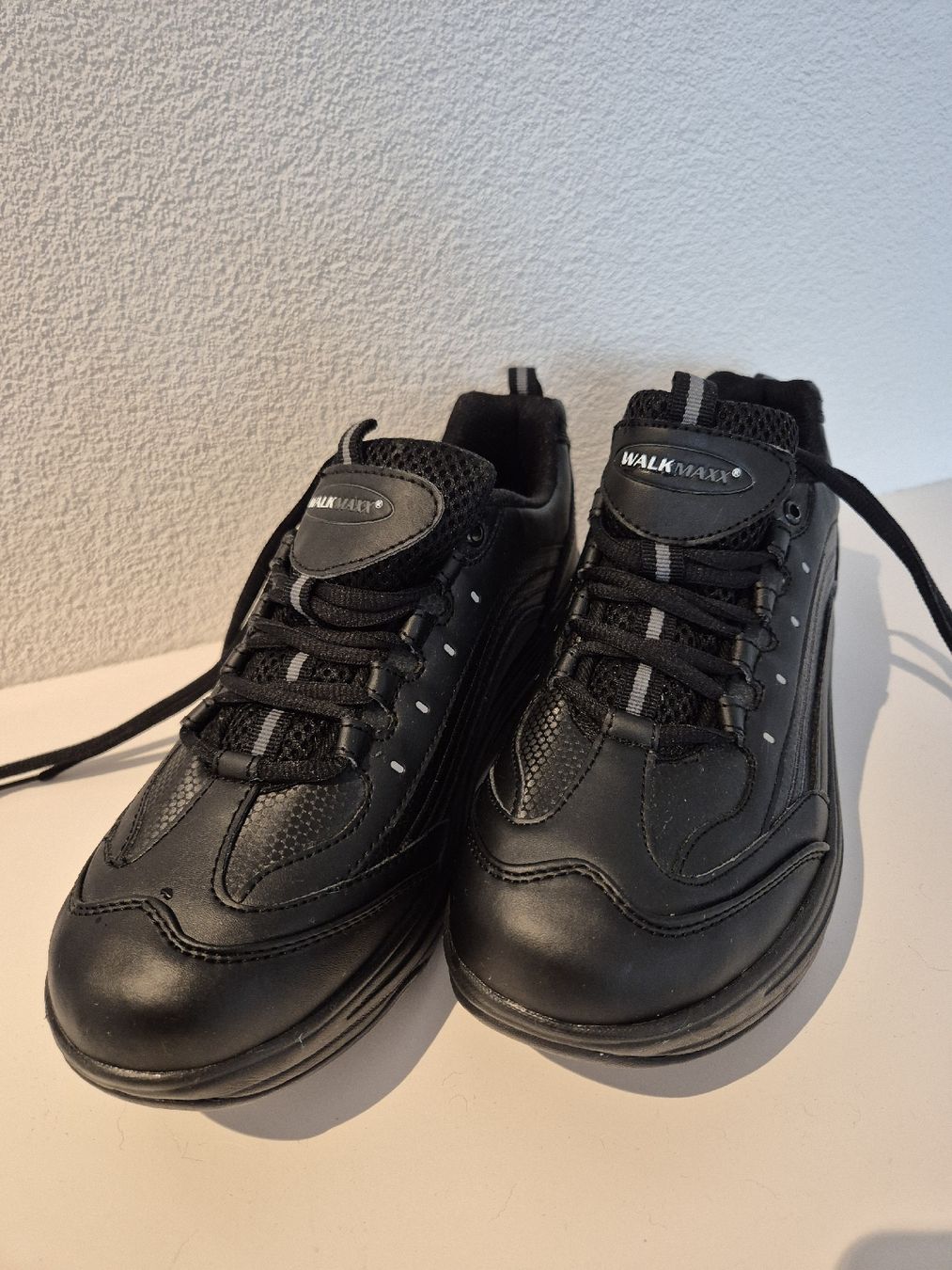Scarpe da uomo: Walkmaxx Freizeitschuhe Gr. 43 schwarz – Usato da Hefenhofen venduto da GSC99