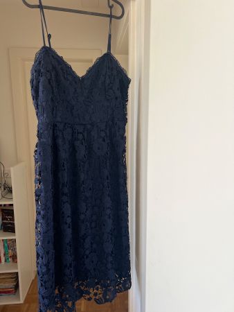 Robe en dentelle bleu marine à bretelles