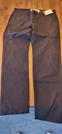 Iron and Resin: Schwarze Hose, neu, Grösse 32