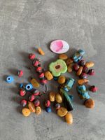 Lot de breloques et perles diverses pour bijoux