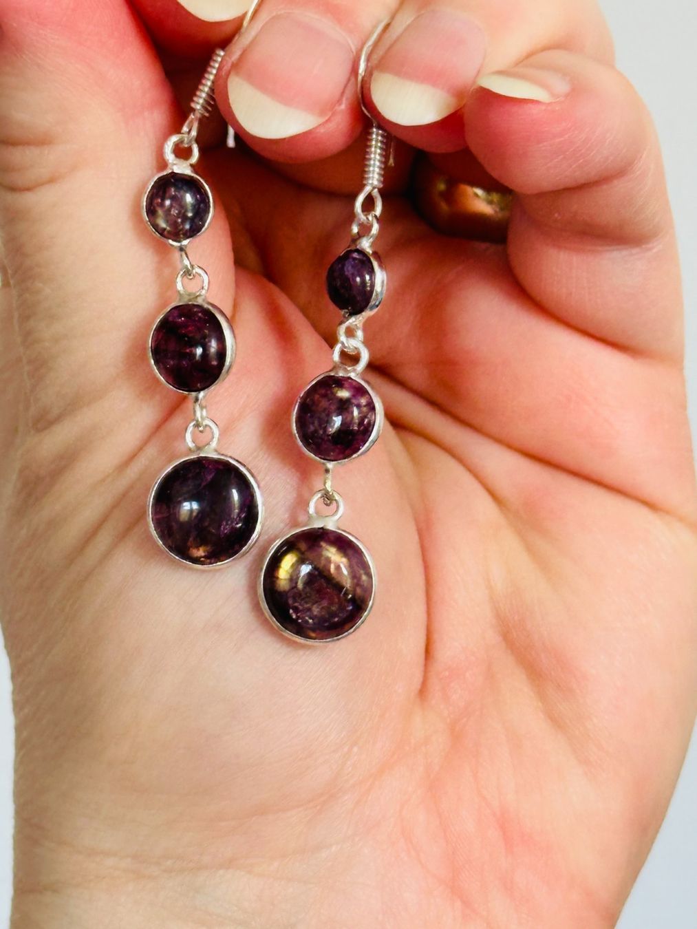 Orecchini pendenti & Orecchini a lobo: Color Enhanced Red Flash Labradorite earrings – Nuovo e nell'imballaggio originale da Genève venduto da AGBERG 5