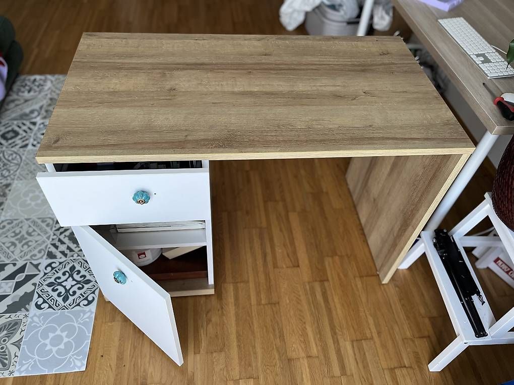 Schreibtische: Schönes Pult mit normalen Gebrauchsspuren – Gebraucht aus Baar von livia92 1