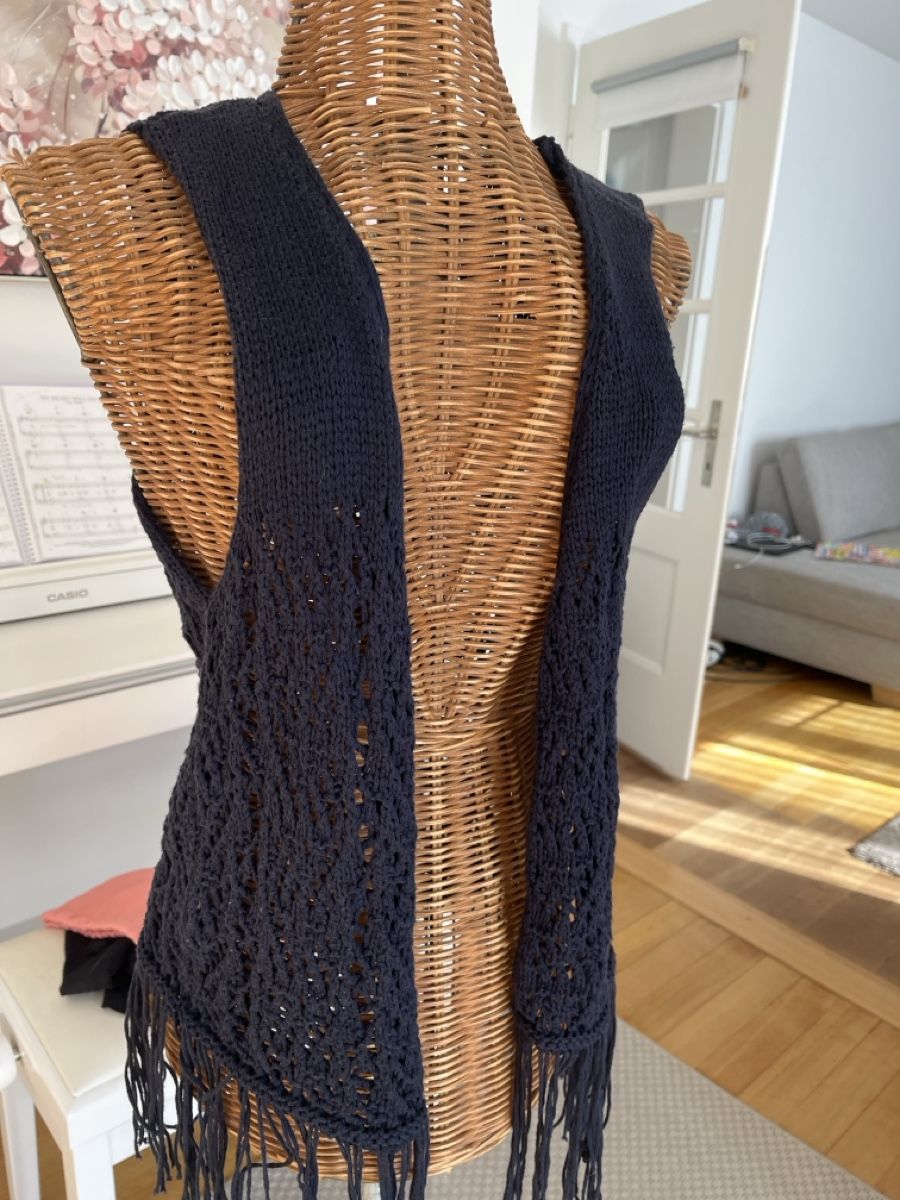 Mango Gilets & Westen: Strickgilet mit Fransen, Mango, S/M – Gebraucht aus Solothurn von Bobesch08 2
