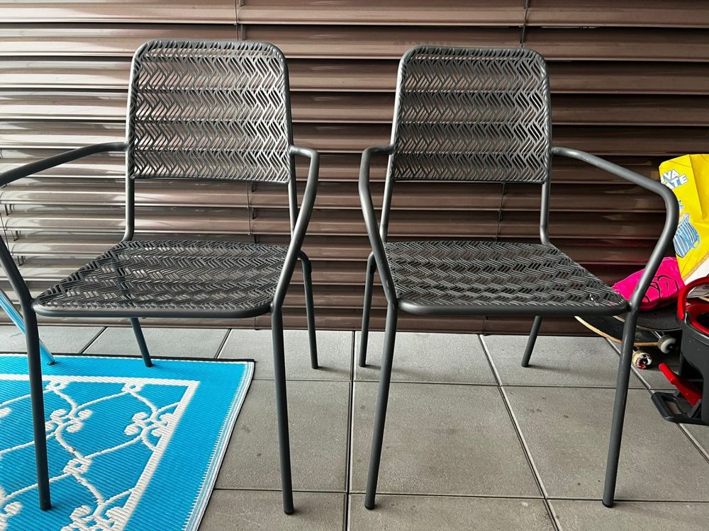 Zwei neuwertige Gartenstühle aus Metall, stapelbar. Kaufen auf Ricardo