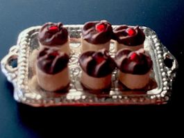 Patisseries auf Metallplatte für die Puppenstube. NP 11.50.