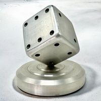 Statue en aluminium en forme de dé design moderniste 1950s
