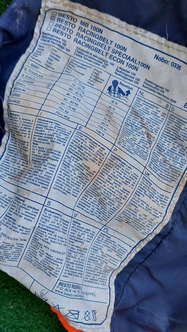 Gilets de sauvetage: Rettungswesten – D'occasion à Bollingen par Jan07 2