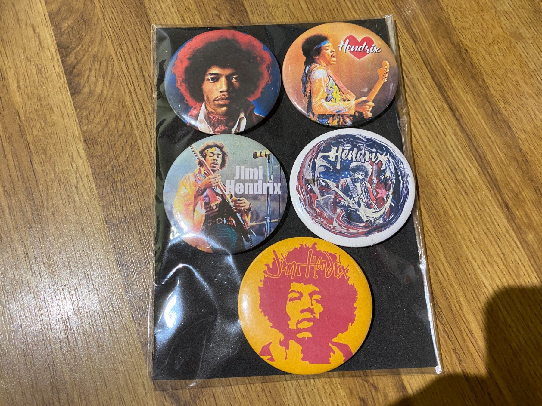 Placchette & Badge: Jimi Hendrix Ansteck Badges – Nuovo e nell'imballaggio originale da Basel venduto da FatCatPacksTheRatt