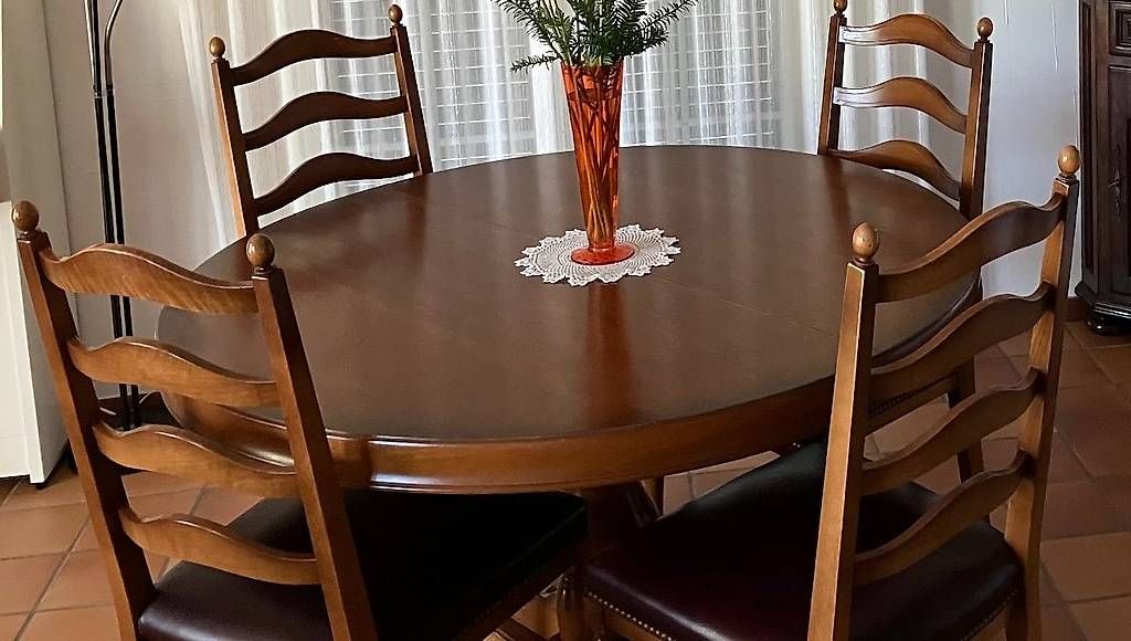 Set de table et chaises: Belle table ronde ancienne extensible avec 6 chaises – D'occasion à Romanel-sur-Morges par com_92yh