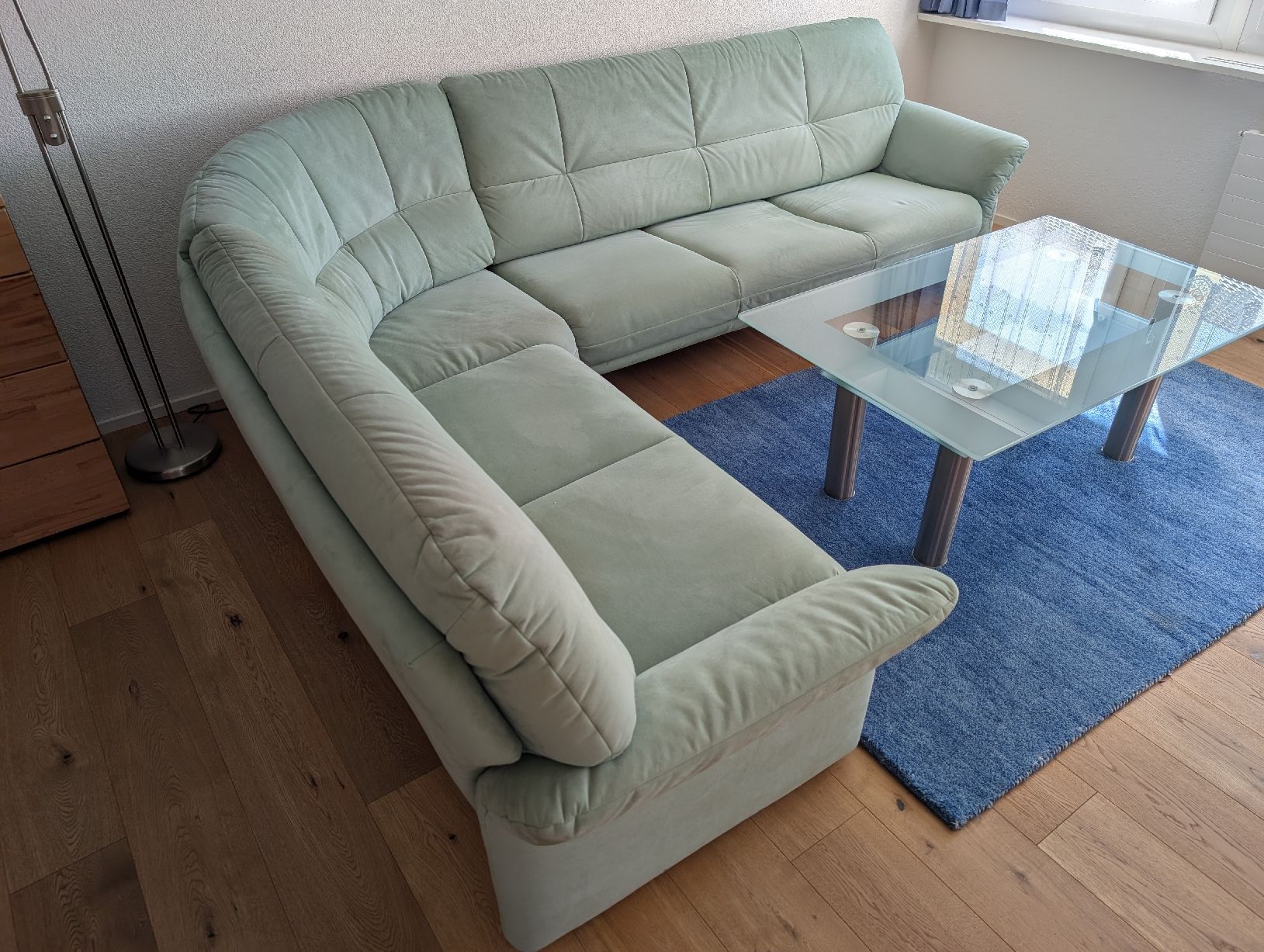 Sofas: Ecksofa hellgrün mit Glastisch – Gebraucht aus Volketswil von mattwalt 2
