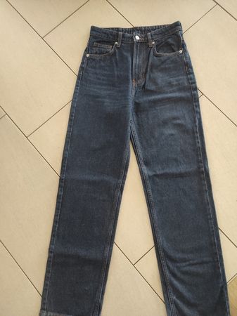 Jeans dunkelblau, fast neu, in der Grösse 36