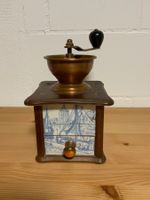 Antike Kaffeemühle mit Delfter Fliesenbild, Vintage