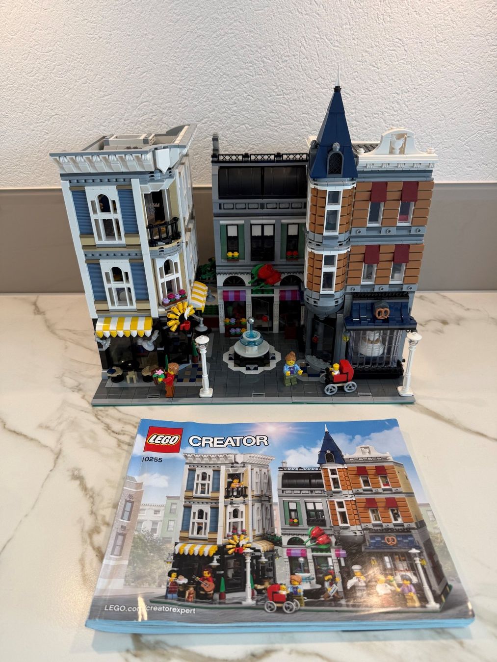 Lego Kit di costruzioni: Lego 10255 Stadtleben – Usato da Meisterschwanden venduto da Bigi1