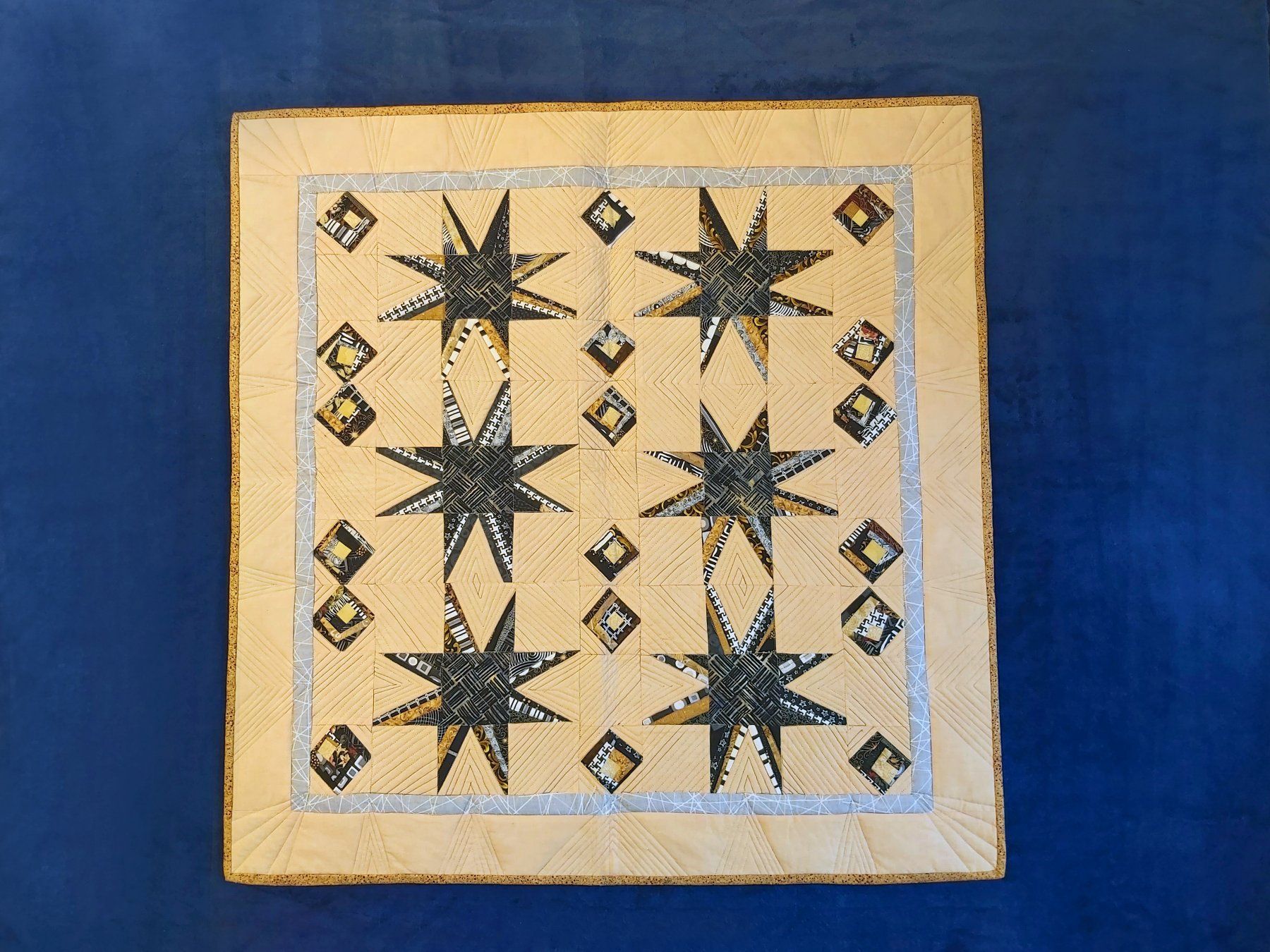 Tutte le decorazioni: Patchwork Quilt "Sterne im Sand" Unikat 95 x 92 cm – Nuovo (secondo la descrizione) da Wetzikon ZH venduto da Meltingpot29