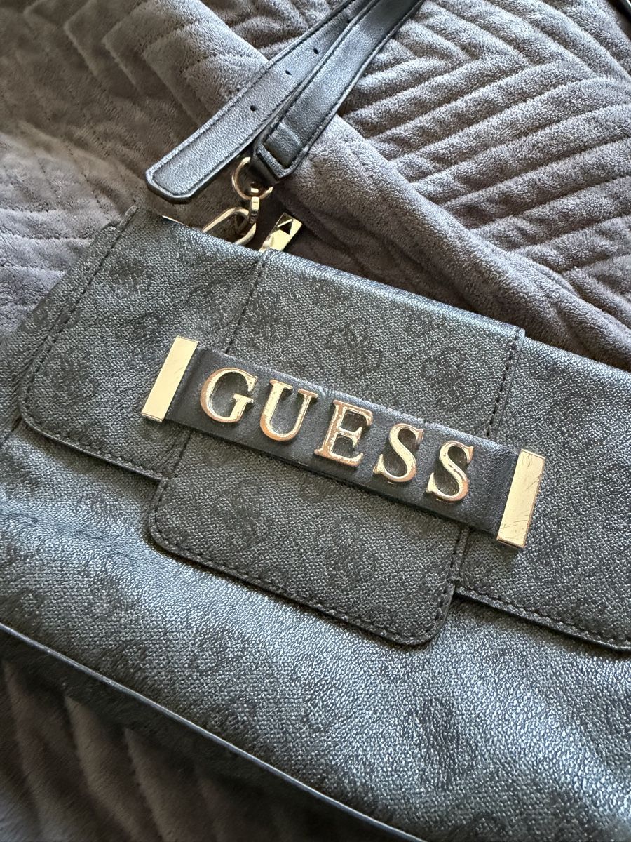 Taschen für Damen: Guess shoulder bag black monogram pattern used condition – Gebraucht aus Sierre von jus_ql98 1