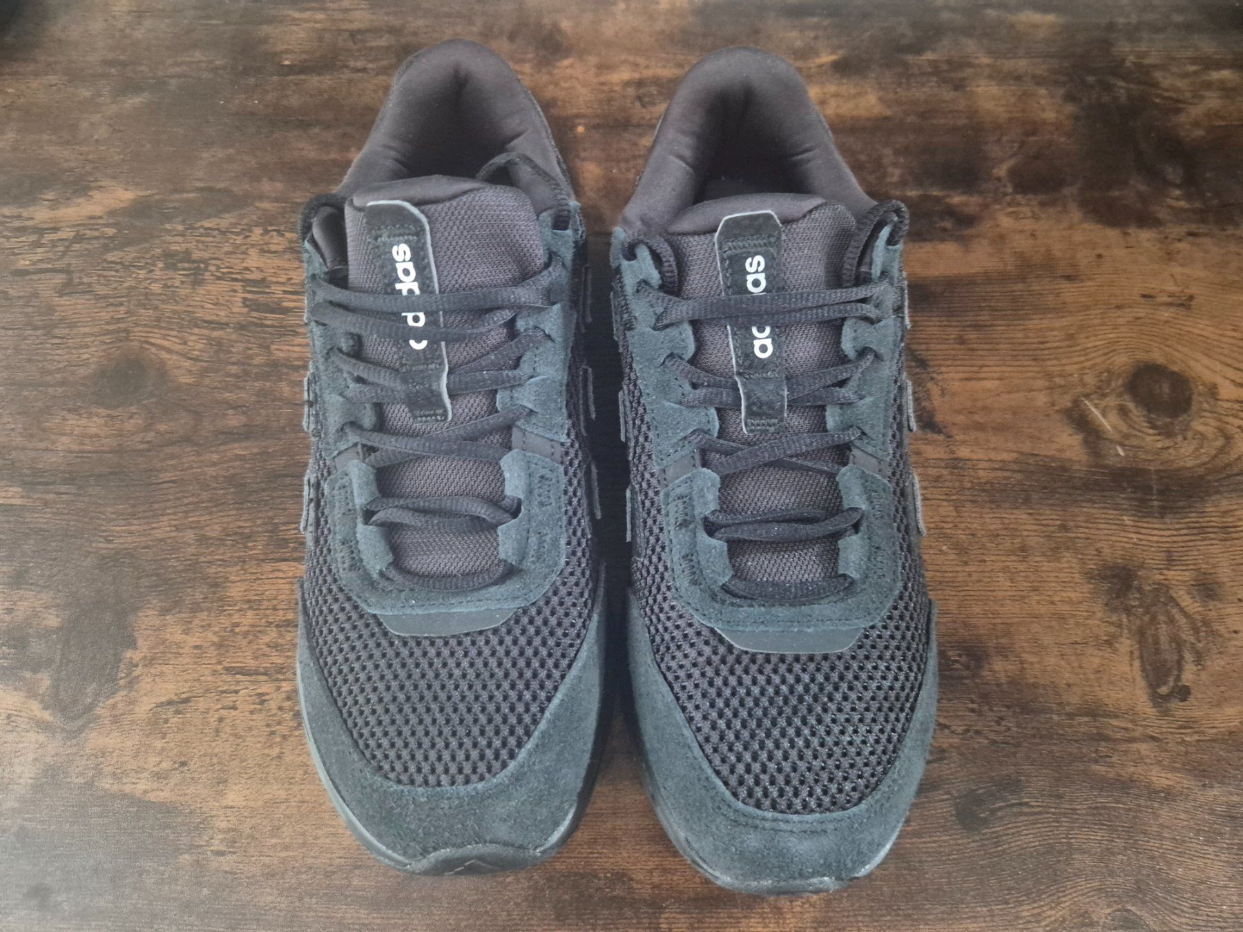 Adidas Scarpe da uomo: Adidas Sneaker schwarz Grösse 40 – Usato da Holderbank AG venduto da Ohngesichtli