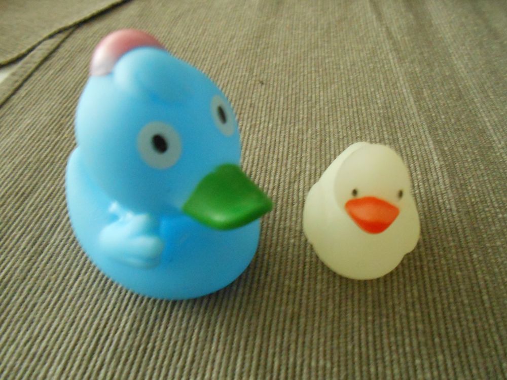 60 Stück Mini-Enten Aus Kunstharz – Bunt, Mit Sonnenbrille, Ca. 1,5 Cm, Leuchtend Im Dunkeln, Mit Box