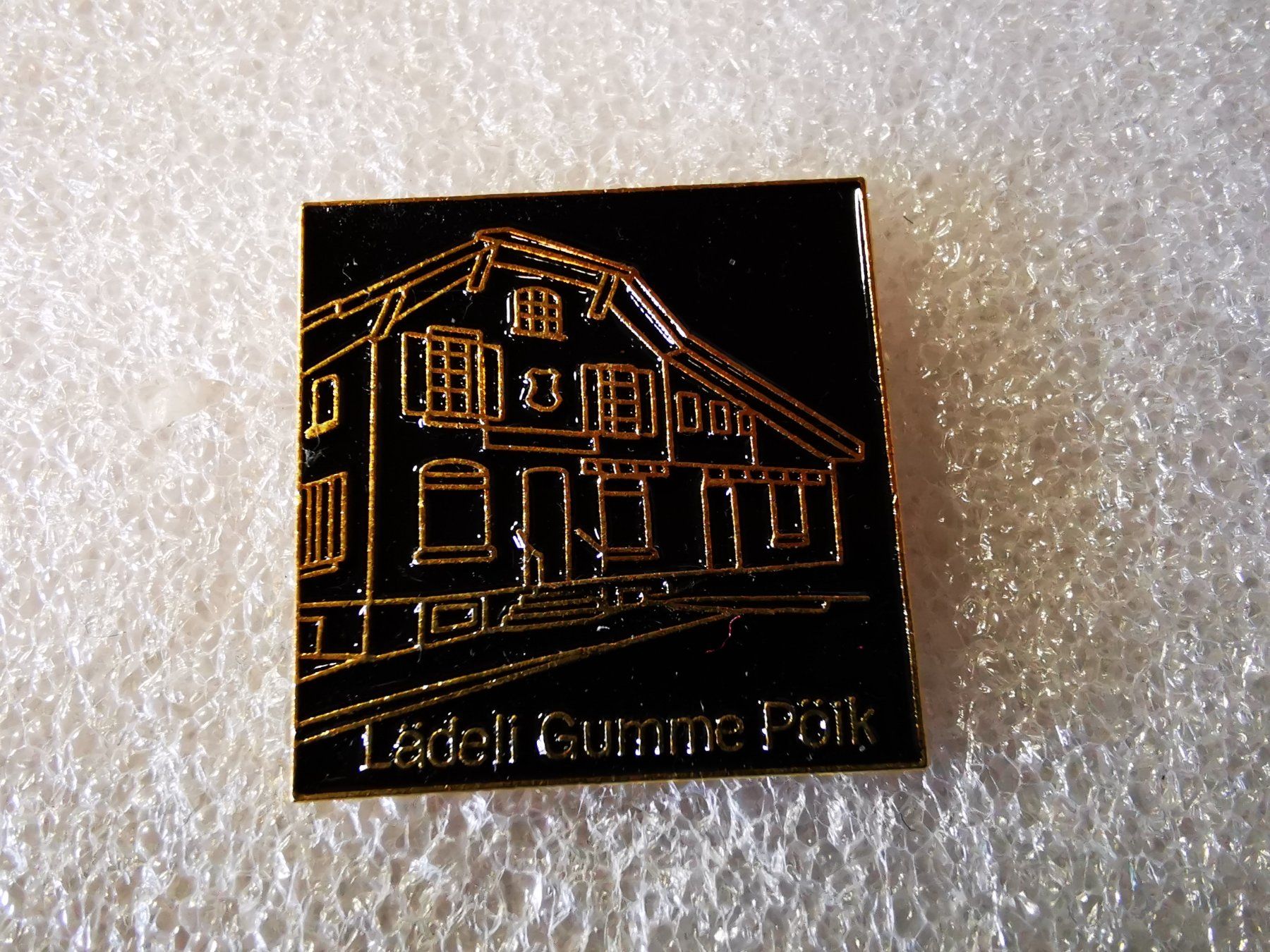 Placchette & Badge: Ansteckpin 2: Lädeli Gumme Pölk – Usato da Oppligen venduto da Pin-Fall-Shop