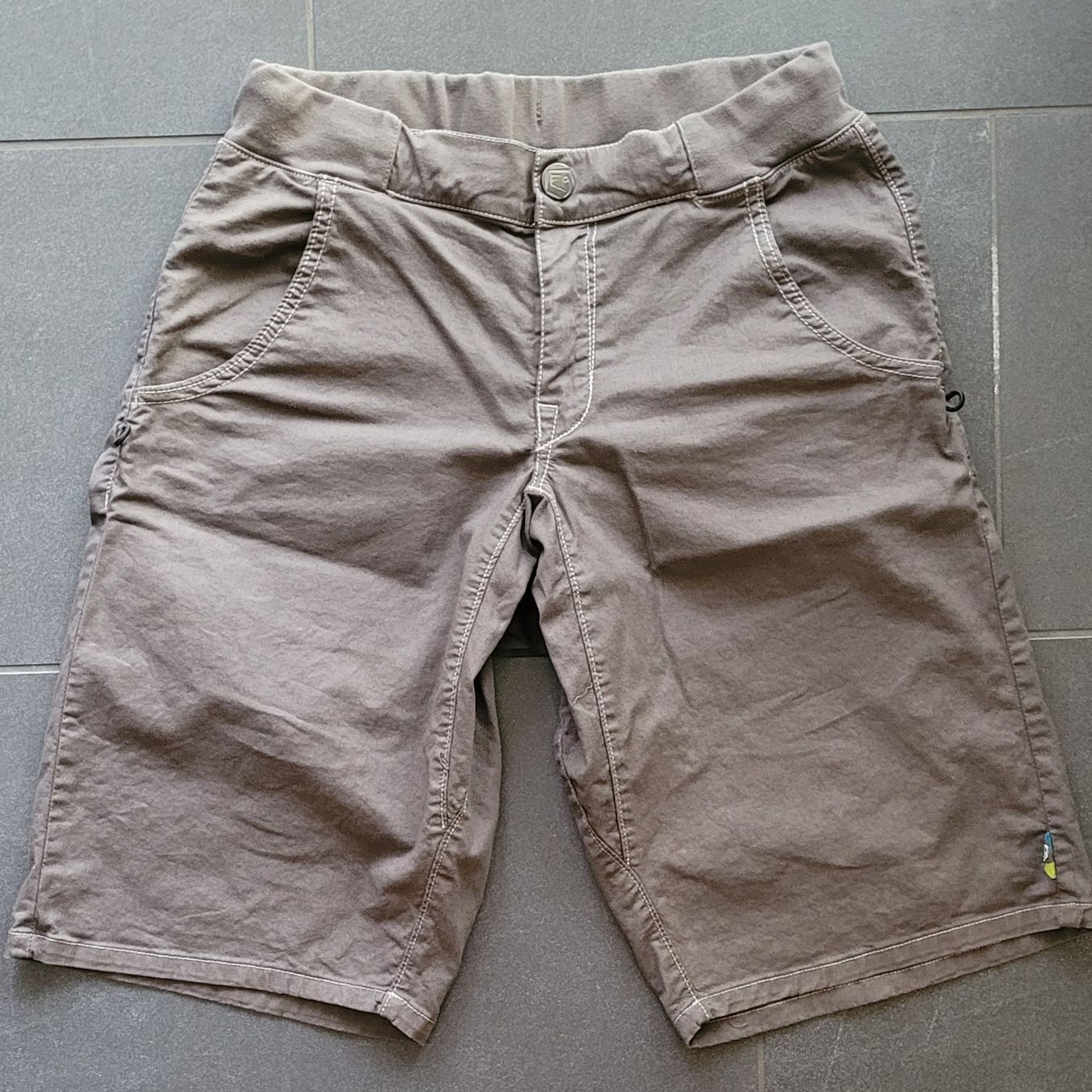 E9 Pantaloni: E9 Kroc Flax Shorts Gr. S Neu  – Nuovo e nell'imballaggio originale da Basel venduto da Luckyclimb