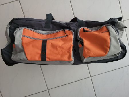 Reise-/Sporttasche mit mehreren sep. Seitentaschen