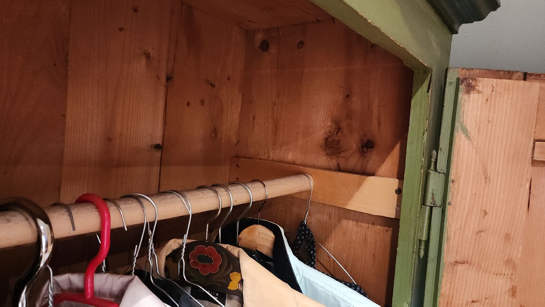 Schränke: Handbemalter Holzschrank Bauernmalerei – Gebraucht aus St. Gallen von kitecruiser 8
