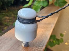 Grosser Porzellan Isolator mit Drahtgeflecht