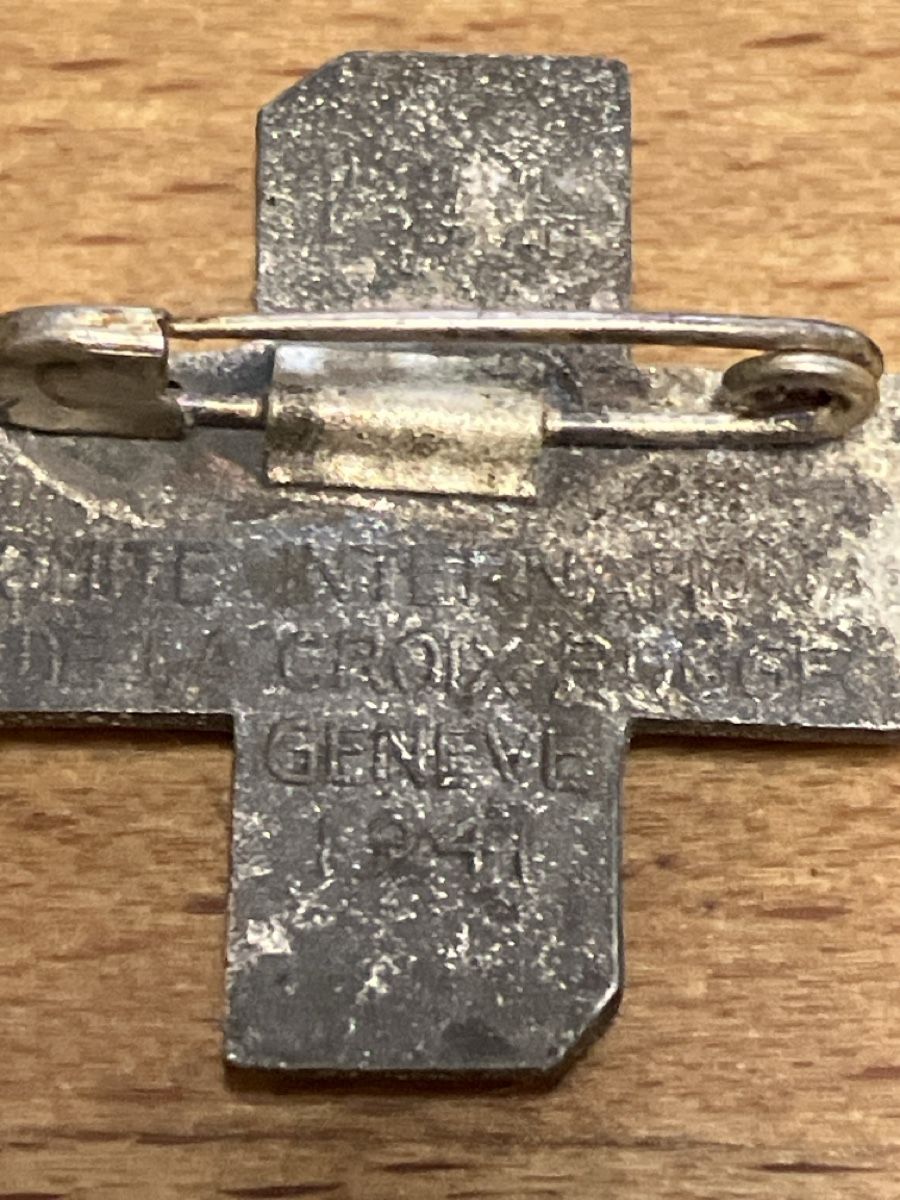 Placchette & Badge: Anzeichen Schweizer Rotes Kreuz 1941 – Usato da Erlenbach im Simmental! venduto da Simmentaler-Perlen 3