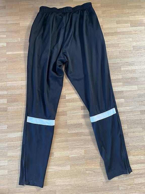 Pantaloni: Nike Trainerhose in schwarz – Usato da Fribourg venduto da lea_r6sd 1