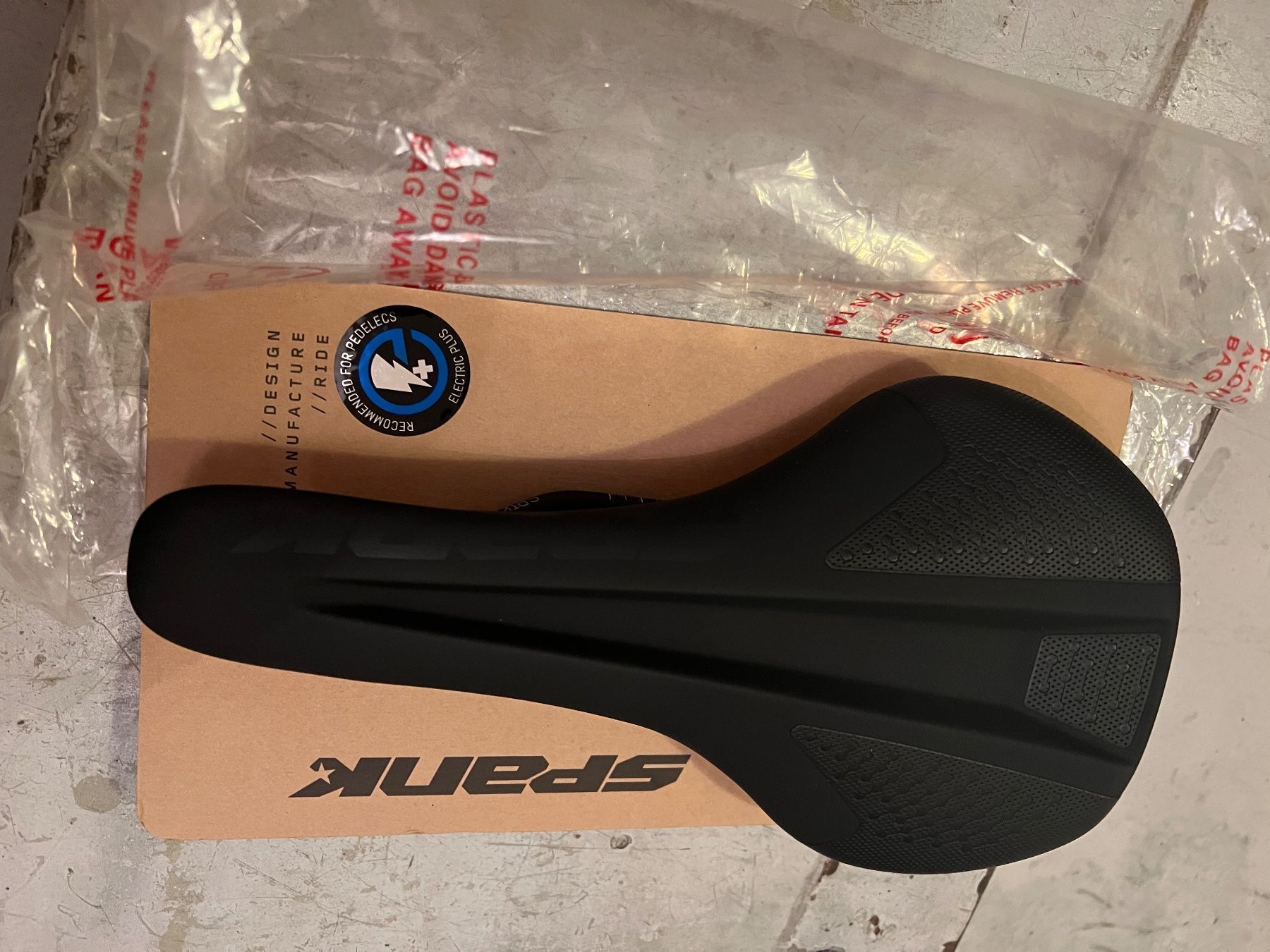 Selle & Accessori: Velo Sattel Spank Neu – Nuovo e nell'imballaggio originale da Spreitenbach venduto da Reflex11