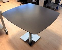 Tisch mit 2 Stühlen