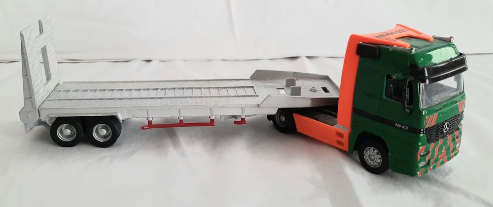 Modellino VW T1 Pianale Autobus Verde/Bianco Con Rimorchio – Motormax 1:24